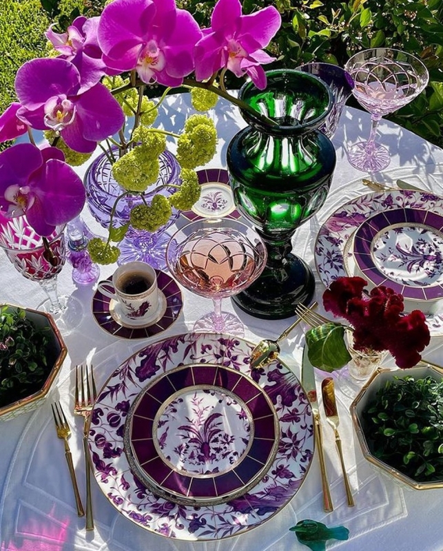 Porcelain tableware PRUNUS.The stylized Garden of Eden depicted in this beautiful PRUNUS pattern comes from a XIVth century Chinese dish. Added delicate gold motifs bring an Art Deco touch to the entire service.