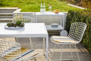 BERTOIA side chair designed by HARRY BERTOIA 1952. Dining table 1966 and serving cart 1966, designed by RICHARD SCHULTZ