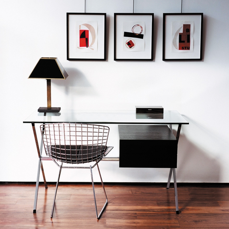 Chair BERTOIA with seat pad - designer HARRY BERTOIA 1952; MINI DESK - designer FRANCO ALBINI 1928