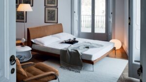 BED TALAMO BY DAMIAN WILLIAMSON 2011.THIS BED WITH MINIMAL GEOMETRIC LINES HAS BEEN DESIGNED FOR EXCEPTIONAL COMFORT. ITS ERGONOMICS AND THE CHOICE OF MATERIALS ENSURE A UNIFORM WEIGHT DISTRIBUTION OVER THE ENTIRE SURFACE AND, CONSEQUENTLY, AN EXCELLENT RELAXATION.