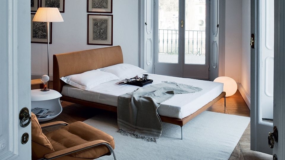 BED TALAMO BY DAMIAN WILLIAMSON 2011.THIS BED WITH MINIMAL GEOMETRIC LINES HAS BEEN DESIGNED FOR EXCEPTIONAL COMFORT. ITS ERGONOMICS AND THE CHOICE OF MATERIALS ENSURE A UNIFORM WEIGHT DISTRIBUTION OVER THE ENTIRE SURFACE AND, CONSEQUENTLY, AN EXCELLENT RELAXATION.