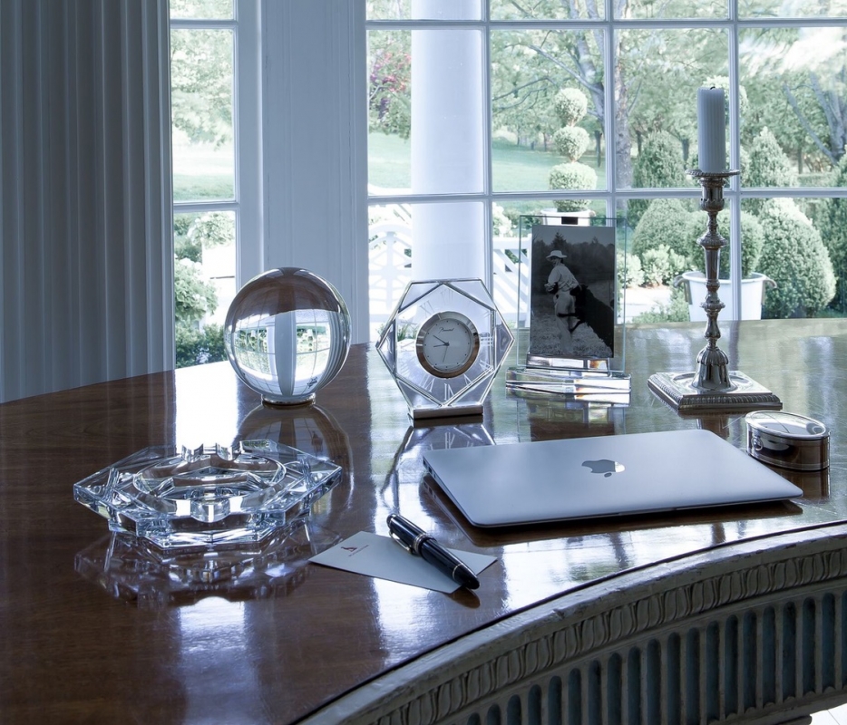 SIRIUS crystal ball. The simplicity of the SIRIUS ball's shape contrasts with the mysticism of its symbolism, associated with destiny and magic. Its clear crystal enhances any room, by the reflection of light and the decorative objects around it.