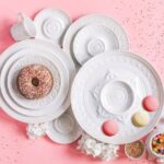 PORCELAIN TABLEWARE LOUVRE. THE MOTIFS ENGRAVED ON THE PIECES THAT MAKE UP THIS WHITE SERVICE CREATE A STYLISH CATALOGUE DETAILING THE VARIOUS PERIODS OF FRENCH ARCHITECTURE FROM THE RENAISSANCE THROUGH TO THE SECOND EMPIRE WHO CARACTERIZE THE LOUVRE.