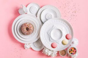 PORCELAIN TABLEWARE LOUVRE. THE MOTIFS ENGRAVED ON THE PIECES THAT MAKE UP THIS WHITE SERVICE CREATE A STYLISH CATALOGUE DETAILING THE VARIOUS PERIODS OF FRENCH ARCHITECTURE FROM THE RENAISSANCE THROUGH TO THE SECOND EMPIRE WHO CARACTERIZE THE LOUVRE.