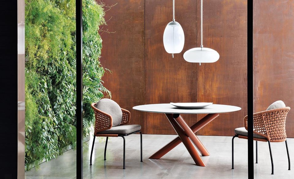 Table VAN DYCK whose sculptural design has made it an icon of Minotti style is now available in an outdoor version with an intriguing assortment of materials. The characteristic base made of welded metal tubes comes with a glossy painted finish in the following colours: clay, sunflower, rust and khaki green. The round top with contoured edges is available both in pietra del cardoso stone and silver beola stone - designer RODOLFO DORDONI