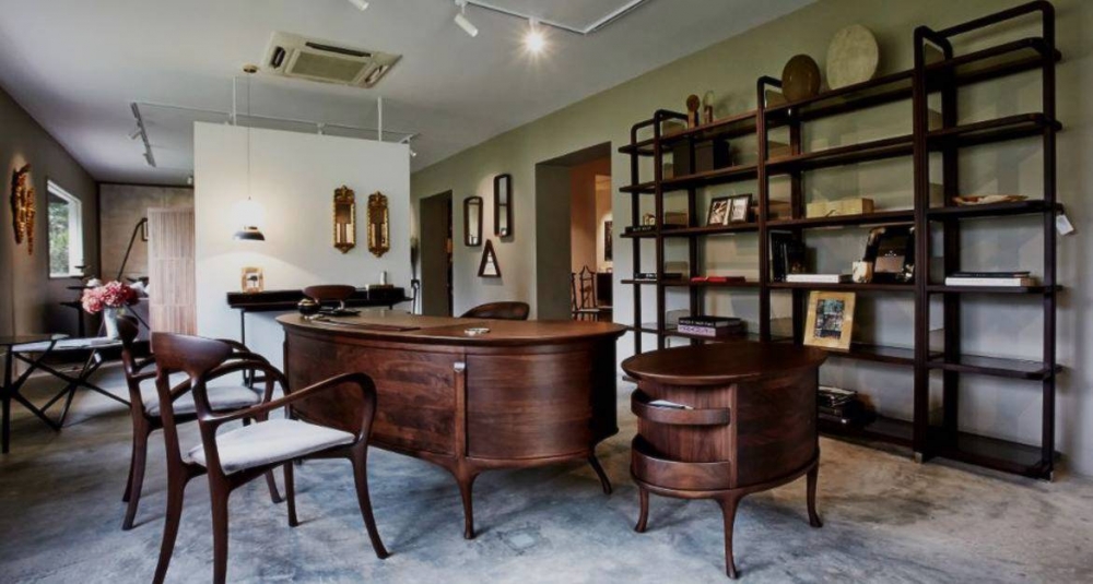 YOUNG HOLDEN BY ROBERTO LAZZERONI