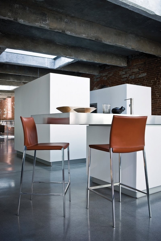 BARCHAIR  LIO BY ROBERTO BARBIERI 2005. THEY ARE THE EXTENSION OF THE LUCKY DESIGN OF LIA AND LEA CHAIRS, REMINDING BOTH THEIR SHAPE AND CONSTRUCTIONAL MATRIX: AN ELEGANT AND OUTSTANDING SIDE MADE OF ONE SINGLE ALUMINUM DIE-CAST. THEY COME WITH A PAINTED FRAME (LIO) OR ENTIRELY COVERED IN LEATHER OR COWHIDE (LEO). IN ORDER TO BETTER FIT THE VARIOUS USE SITUATIONS, HOME AND CONTRACT, THEY ARE AVAILABLE IN TWO DIFFERENT HEIGHTS.