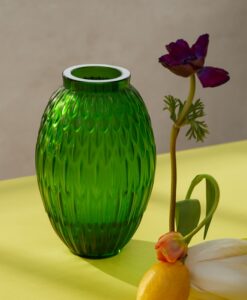 PLUMES vase -In the Amazon forest, quietly lurking in the flamboyant green foliage, lives this parrot with its characteristic plumage Its camouflage makes it barely visible Like the light coming through the tropical canopy, the purity of the reflects and the radiance of the crystal are fascinating The softness of the pattern comforts and invites to touch, to caress.
