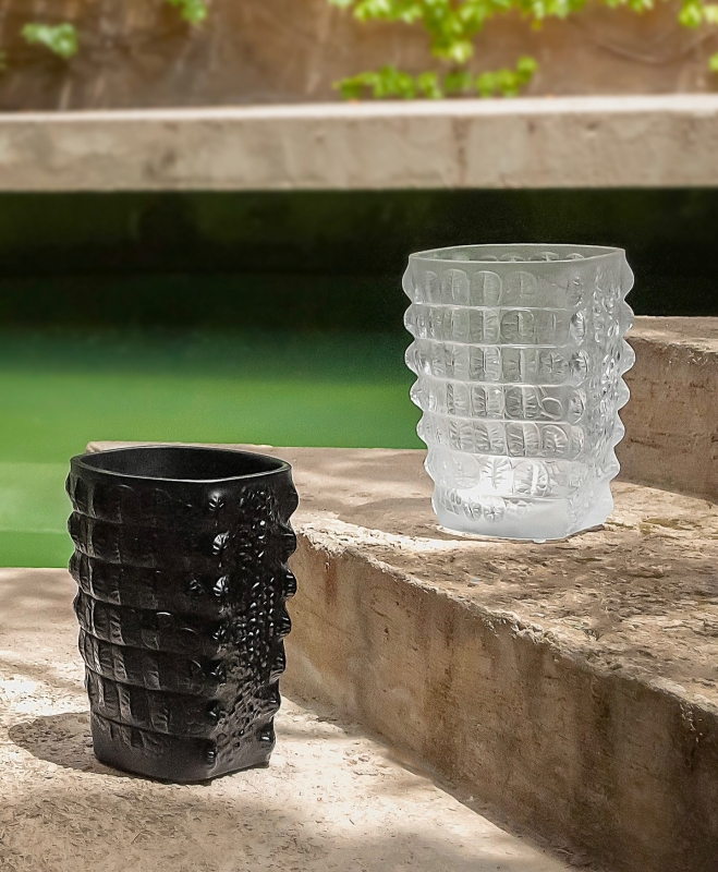 CROCO vase -The meticulous detail of the scales and the crystal relief are a real technical achievement, giving it a striking realism. Bold and intriguing, the crystal skin irresistibly invites to be touched. Impressive and sculptural, the Crocodile motif captures all the graphic power of this fearsome animal.