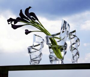 SPIRALE vase. Like a ribbon fluttering in the wind, the SPIRALE vase designed by THOMAS BASTIDE enhances the magic of crystal with its enchanting swirl.
