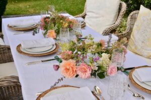 Cozy lunch on the terrace. When decorating the dining room table, we recommend following several, the most important rules. You will ensure that flowers for lunch or dinner will add extra charm without distracting from delicious food. The first rule is not to choose a high bouquet. Guests will want to enjoy not only food, but also conversations, so flower decorations should not interfere with each other. Choose lower not only flowers, but also vases. The second one - do not choose flowers with a strong scent. Enjoying food, not only taste receptors are important, but also a donkey, so the smell of food should remain the main highlight of the evening. This CHRISTOFLE table is a perfect example of elegant and playful flower decorations.
