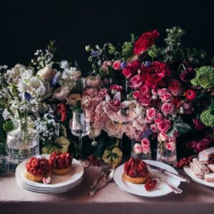 Let your creativity speak and use CHRISTOFLE pieces as vases to experience a rainbow of flowers. Enjoy those simple moments with the ALBI flatware and GRAPHIK glasses.