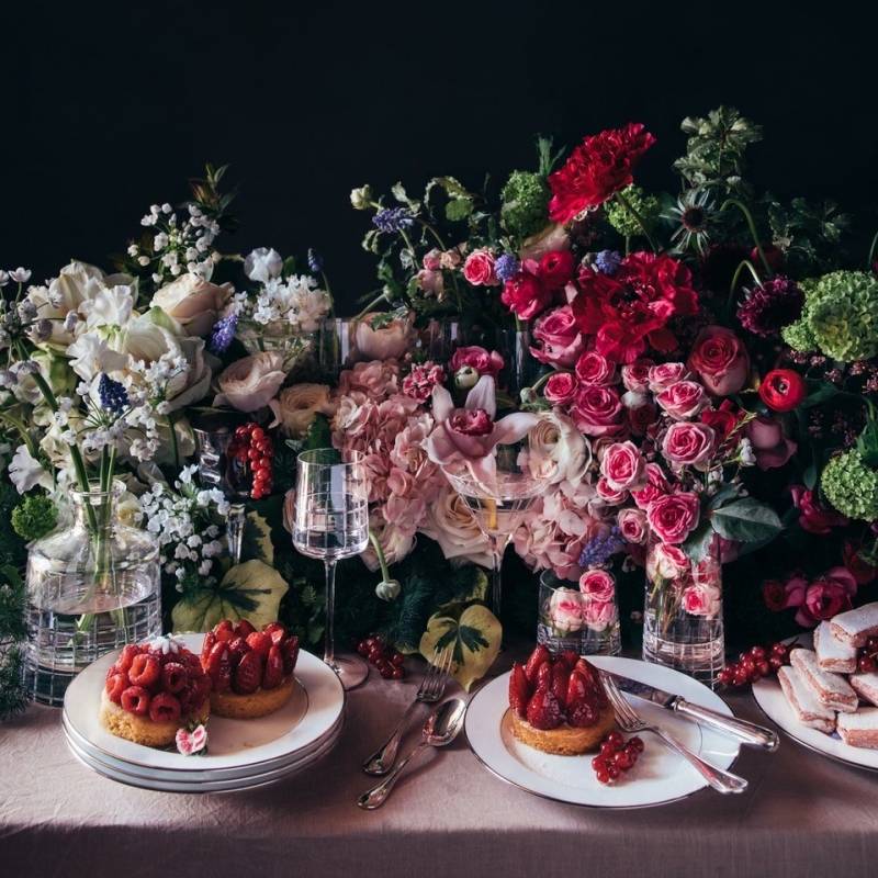 Let your creativity speak and use CHRISTOFLE pieces as vases to experience a rainbow of flowers. Enjoy those simple moments with the ALBI flatware and GRAPHIK glasses.