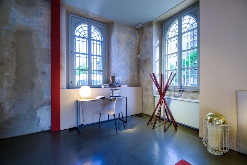 DESK CALAMO BY GABRIELE ROSA 2013FOLDING CLOTHES-STAND SCIANGAI BY DE PAS, D'URBINO, LOMAZZI 1973 , CHAIR LIA BY ROBERTO BARBIERI 1998, 1999