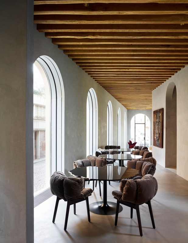 EGEO TABLE BY JACOPO FOGGINI FOR EDRA BLUE VELVET AND VERMELHA CHAIRS BY ESTUDIO CAMPANA.A PERFECT PAIR BETWEEN BLUE VELVET CHAIRS AND EGEO TABLE AT LA FORNACE SUITE IN FLORENCE. DIFFERENT MATERIALS COMBINED TO OFFER COMFORT AND NEW POINTS OF VIEW