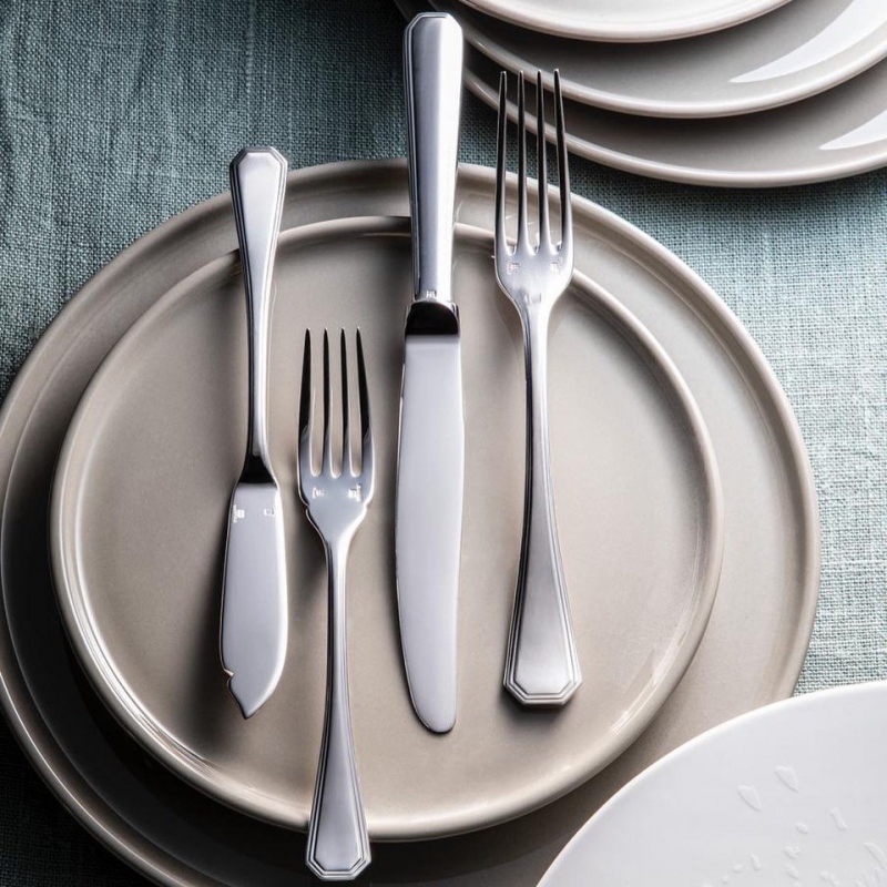 Cutlery collection AMERICA. Created in 1933 by the designer Luc Lanel, the America table cutlery collection is a typically Art Deco model. With its cut sides, its stepped molding and its drawn angles, the America model opts for a clean graphic line, characteristic of the architectural movements of this period.