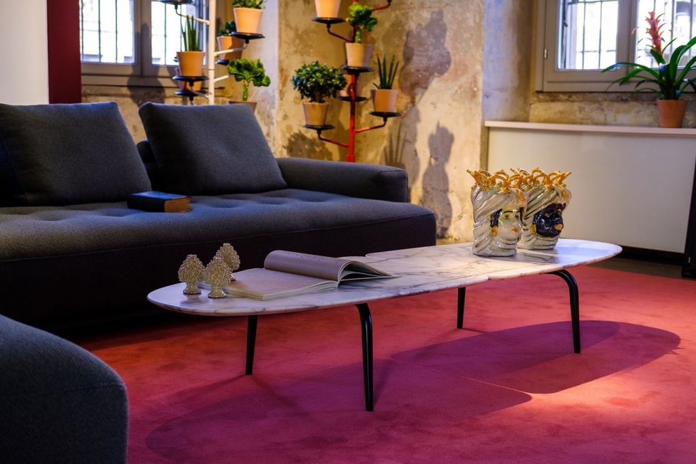 SOFA SHIKI DAMIAN WILLIAMSON  2019,  SMALL TABLE  GRAPHIUM BY GARCIA CUMINI 2019.