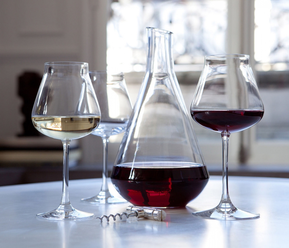The CH√ÇTEAU Baccarat decanter has a sharp aesthetic and contemporary design that expertly melds form and function. Decanting a wine releases its aromas and smoothes out the tannins. Inspired by the taste-vin silhouette that sommeliers use, this shape aerates the wine and allows it to achieve its fullest aromatic body. The wide base tapers at the neck to opens up the notes and fill the vessel with a concentration of rich complexity. The CH√ÇTEAU Baccarat collection takes into account the changes in the wine market and has, accordingly, crafted a stylish and cunning shape. Perfectly suited to the discerning vintage connoisseur, it is a sophisticated bar accessory worthy of any festive soir√©e. The CH√ÇTEAU Baccarat wine glasses complement the decanter with their equally exquisite form.