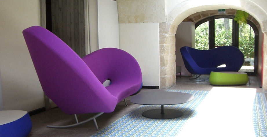 VICTORIA AND ALBERT SOFA BY RON ARAD AND FJORD STOOL BY PATRICIA URQUIOLA - BIBA SHOW DINNER IN TARANTO, ITALY, 2006.  INTERIORS: MICHELE GAUDIOMONTE STUDIO MIGRA PROJECT