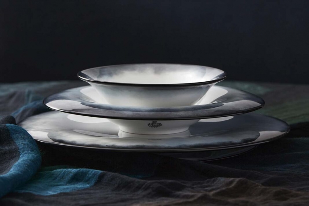 Poetic and technological, the table set with the √âTHER collection of RICHARD GINORI, designed by CONSTANCE GUISSET, becomes a sensorial voyage, for the eyes and the taste buds.