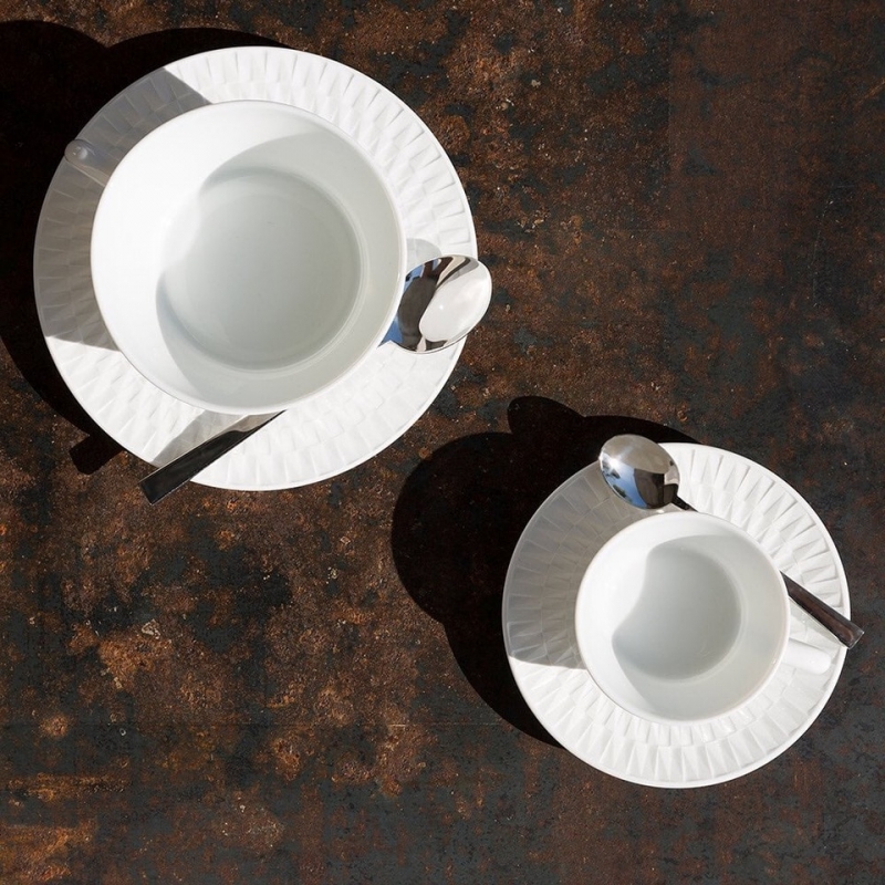 Porcelain tableware TWIST. The delicate design of this new collection combines various influences: the light effects of the rice paper Japanese screens, the art of origami folding, the braiding and caning of the furniture of the 50s, not to mention the 3D graphics offered by the new technologies. The result is an unprecedent subtle effect of a rigorously geometric pattern taken in twisted momentum. Engraved on the rim of the plates and on the outside of the various pieces of the collection, it is the light that reveals the alternation of matt and shining rendering giving a vibrant radiance that enlivens the whiteness of porcelain.