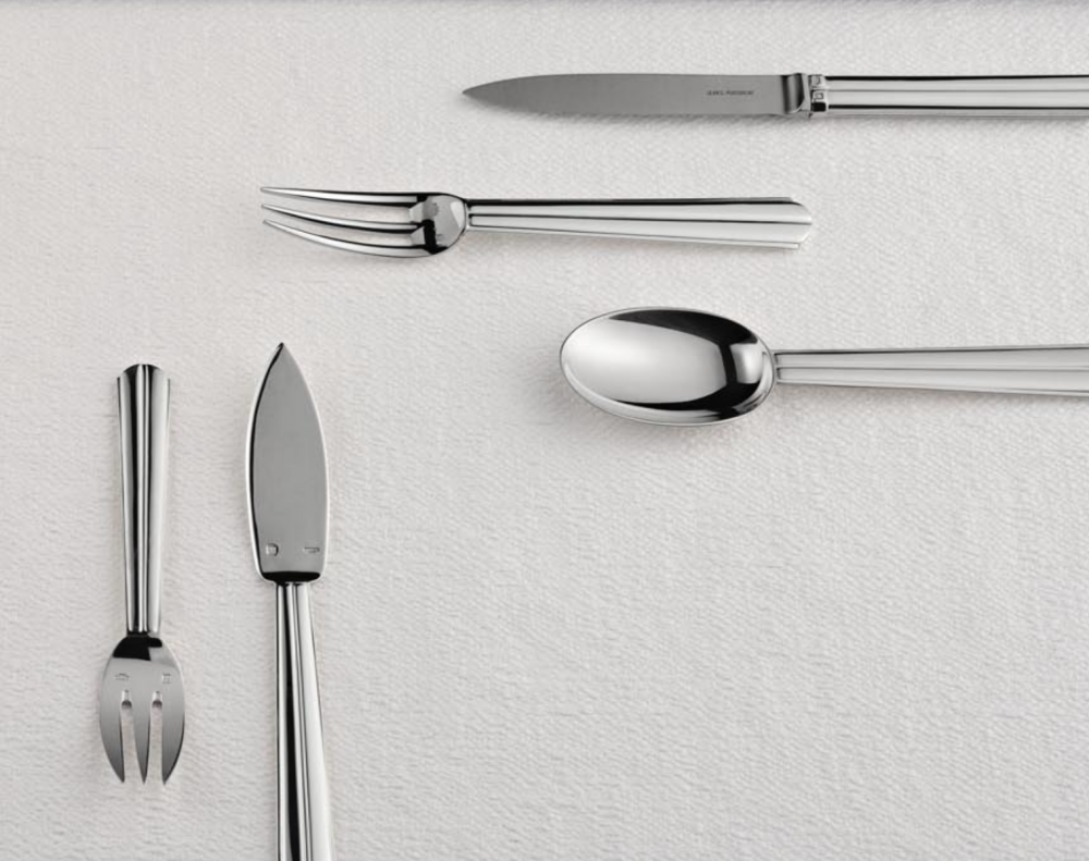 CHANTACO cutlery collection ‚Äì 20 pieces. This silver-plated metal flatware stands out for a design that blends strength and simplicity. The straight handle, embellished with fluting patterns along its full length, creates a beautiful contrast of light and shadow.