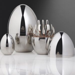 A decorative piece with a compact shape, MOOD by Christofle is a streamlined, comtemporary and universal statement, in a silver-plated service for six. MOOD by Christofle brings to the table the promise of conviviality and moments to remember.