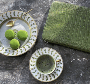 Naturalistic decors. The House offers many porcelain dinnerware services decorated with patterns that are inspired by nature: flowers, plants, birds and butterflies enliven plates and serving pieces, often embellished with gold or platinum. Styles are diverse: sometimes figurative, sometimes stylized or inspired by the great French decorative movements such as Classicism, Art Deco, Art Nouveau but also contemporary ones, designed by today's creator.