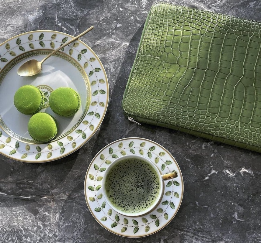 Naturalistic decors. The House offers many porcelain dinnerware services decorated with patterns that are inspired by nature: flowers, plants, birds and butterflies enliven plates and serving pieces, often embellished with gold or platinum. Styles are diverse: sometimes figurative, sometimes stylized or inspired by the great French decorative movements such as Classicism, Art Deco, Art Nouveau but also contemporary ones, designed by today's creator.