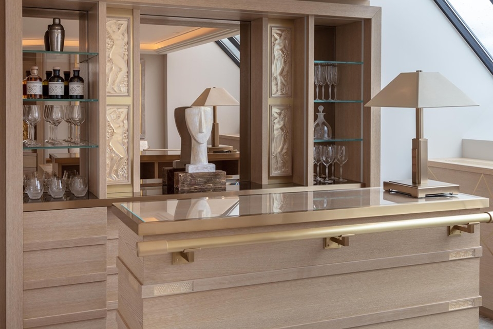 LALIQUE SUITE'S BAR BY PATRICK HELLMANN AT PRINCE DE GALLES HOTEL, PARIS,WHICH FEATURES BEAUTIFUL LALIQUE CRYSTAL PANELS, INCLUDING THE PANEL