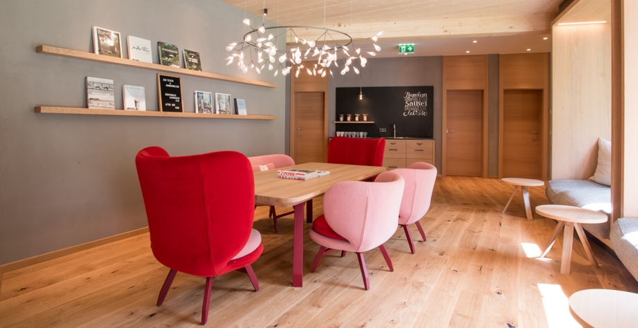 AYUB ARMCHAIR AND ARIEL SMALL ARMCHAIR BY EDWARD VAN VLIET - DAS BIOHOTEL DELLACH, AUSTRIA, 2017  INTERIORS: ANDREA RONACHER ARCHITECTURE: ANDREA AND HERWIG RONACHER PHOTO CREDIT: DAS BIOHOTEL