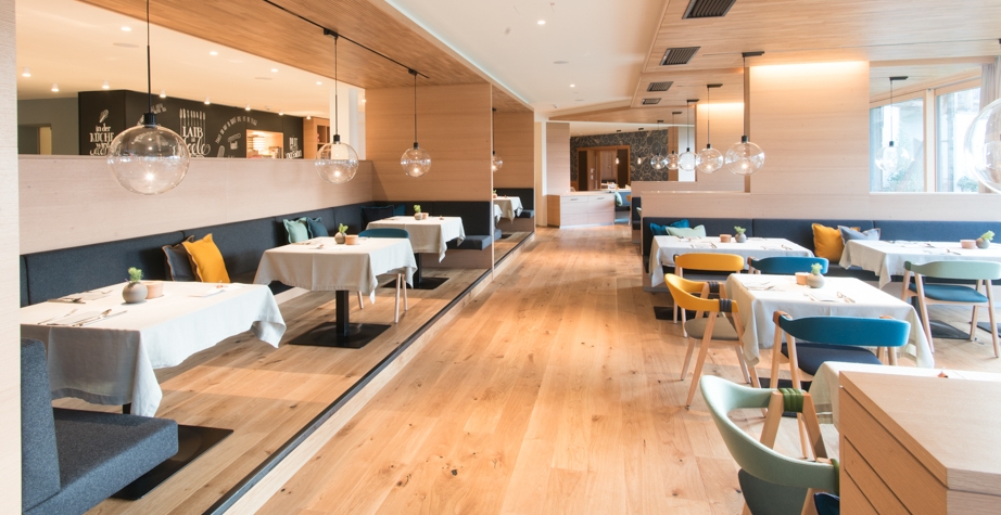 MATHILDA CHAIR BY PATRICIA URQUIOLA - DAS BIOHOTEL, DELLACH, AUSTRIA, 2017. INTERIORS BY ANDREA RONACHER ARCHITECTURE- ANDREA AND HERWIG RONACHER. PHOTO CREDIT: DAS BIOHOTEL