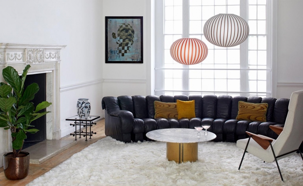 SOFA DS - 600,DESIGNER UELI BERGER, ELEONORE PEDUZZI - RIVA, HEINZ ULRICH, KLAUS VOGT, KLAUS VOGT. EXCEPTIONAL DESIGN, UNLIMITED CONFIGURATION OPTIONS, MAXIMUM FUNCTIONALITY AND DISTINCTIVE SEATING COMFORT MAKE THE DS-600 SYSTEM CREATED IN 1972 AN ICON. SEATING ELEMENTS WITH UNLIMITED CONFIGURATION OPTIONS: ANY NUMBER OF UPHOLSTERED SEGMENTS CAN BE ZIPPED TOGETHER, ALLOWING FREE-FLOWING MOBILE CONCEPTS AS WELL AS CONVENTIONAL FURNITURE ARRANGEMENTS. SUPPORTIVE AND DOWN-SOFT UPHOLSTERY FOR LEGENDARY DE SEDE SEATING COMFORT. THE STOOL ELEMENT ENHANCES THE LEGENDARY SNAKE-SHAPED SEAT BY ADDING AN INTERMEDIATE AND FINAL ELEMENT.