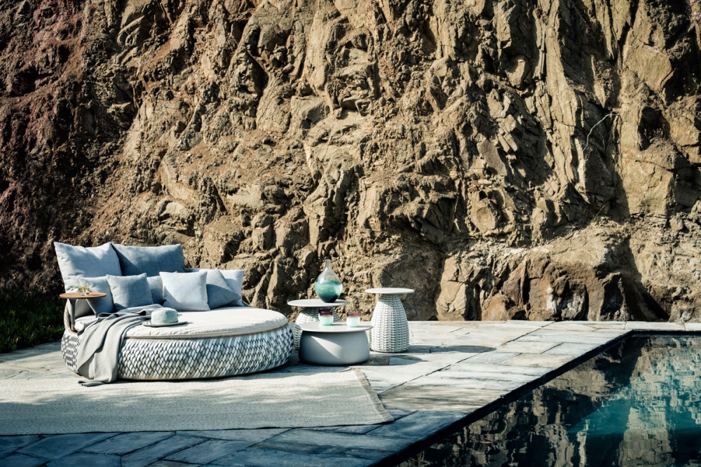 DALA collection - LOVESEAT  - designer STEPHEN BURKS. DALA takes inspiration from the artisanship and improvised seating arrangements of the developing world. Surface and structure merge in this versatile collection by STEPHEN BURKS, each piece starting as a powder-coated frame of aluminum mesh through which Dedon¬¥s master weavers thread colorful strands of our revolutionary new ecological fiber. .