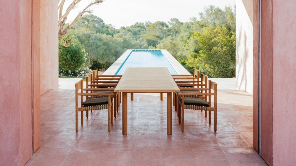 TIBBO collection by EDWARD BARBER and JAY OSGERBY. First time Dedon has released a whole line in teak timber. The pieces feature a distinctive, elegant, and pure design throughout, unifying textiles and woven fiber to convey a timeless quality as well