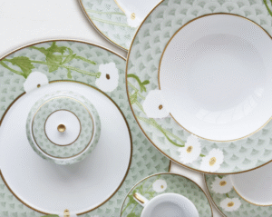 PRAIANA collection.PRAIANA draws its inspiration from the Art Nouveau style; multiform and international, this movement is that of curves and arabesques. Freely inspired by nature, also privileging the theme of woman, it is a pure product of the Belle Epoque. The very enveloping decor on each piece reminds us of the precious objects dressed in green shark-skin that were very fashionable in the 1920.