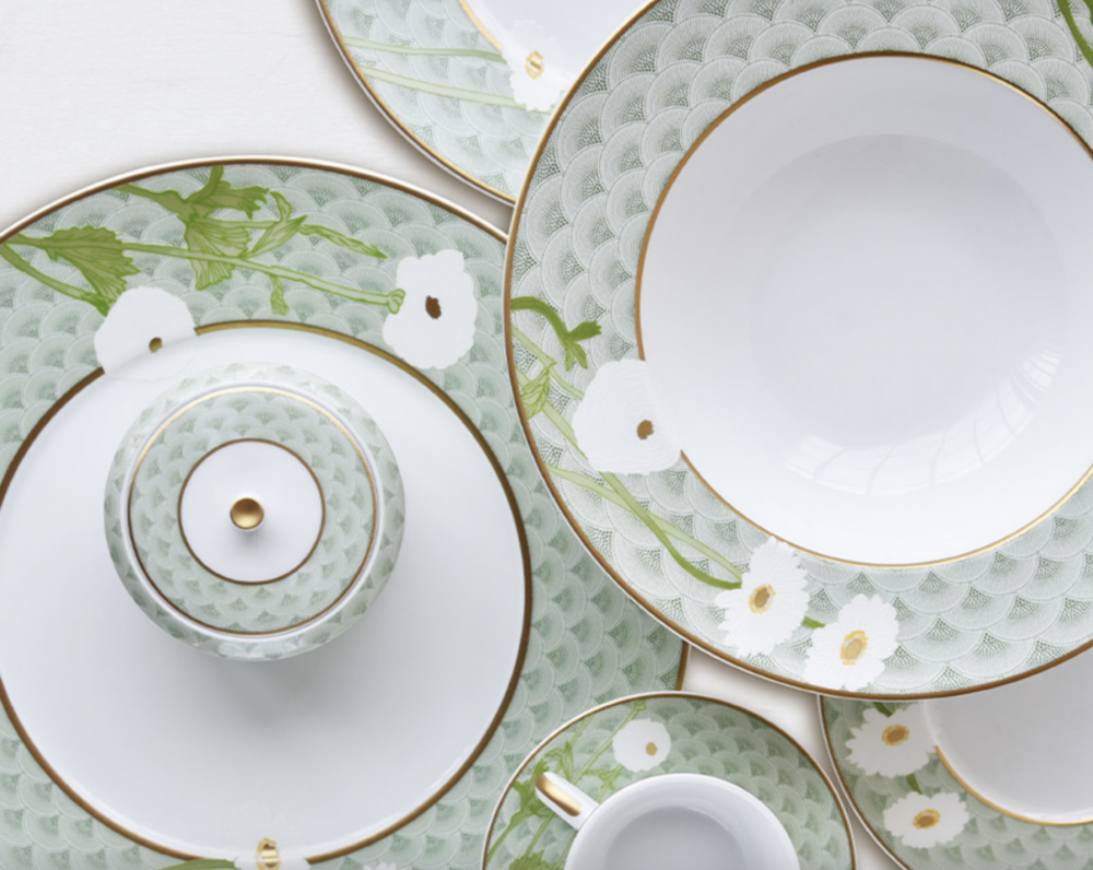 PRAIANA collection.PRAIANA draws its inspiration from the Art Nouveau style; multiform and international, this movement is that of curves and arabesques. Freely inspired by nature, also privileging the theme of woman, it is a pure product of the Belle Epoque. The very enveloping decor on each piece reminds us of the precious objects dressed in green shark-skin that were very fashionable in the 1920.