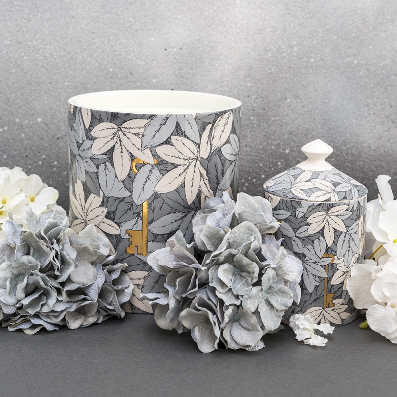 SCENTED CANDLES FOGLIE. BLENDING NOTES OF BERGAMOT, MAQUIS, THYME, VETIVER AND LABDANUM, IT TAKES INSPIRATION FROM A MYSTICAL ITALIAN GARDEN AND FILLS YOUR HOME WITH THE SCENT OF HERBS AND FOLIAGE