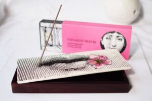 INCENSE BOX FIOR DI BACIO. THE SET INCLUDES 80 INCENSE STICKS AND A DARK WOODEN BOX TOPPED WITH A CERAMIC LID TO HOLD THE STICKS WHEN LIT