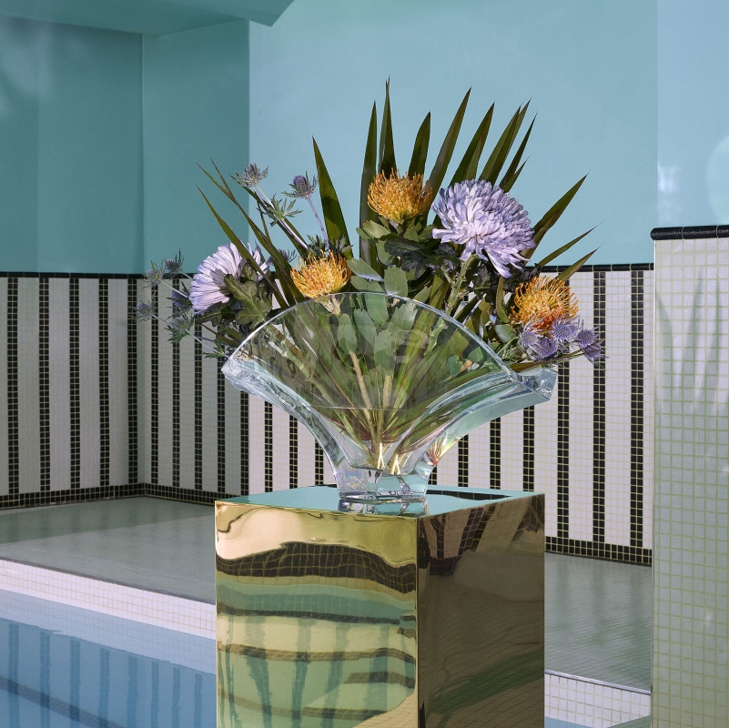 GINKGO VASE XL. The tree, which is native to China, is easily distinguishable thanks to its large wing-like leaves. The vase‚Äôs immaculate silhouette fans out into a resplendent translucent arc. It is cut in a continuous, uninterrupted span of Baccarat clear crystal: a striking piece, amplified all the more by its considerable size. The GINKGO vase is capable of rendering any floral arrangement into a true botanical showcase, allowing the stems to spread amply and the buds to flourish freely. It is also an immaculate piece unto itself thanks to its a skillful showcase of craftsmanship.