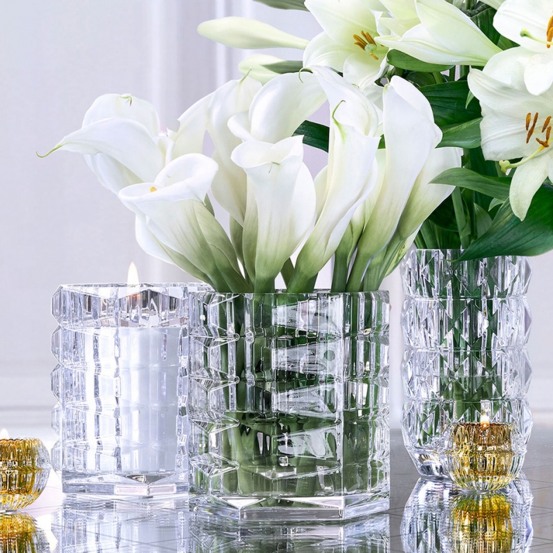 A multi-faceted design, the GRAND LOUXOR is very much in the mood of the times. Now a vase, now an object of decoration or a table centrepiece, the delicately cut silhouette is adorned with infinite pyramids of light.