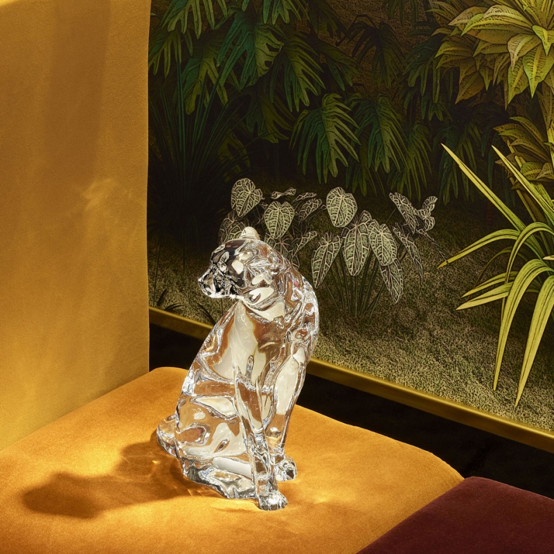 CHEETAH ON THE WATCH. The crystal sculpture of this symbolic animal is an original and elegant creation. Ideal for animal lovers, it movingly embodies the values of bravery, strength and power.