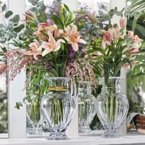 The majestic HARCOURT BALUSTRE vase, with its multifaceted amphora shape, is now adorned with 20 carats gold. An exceptional piece for dazzling floral arrangements.