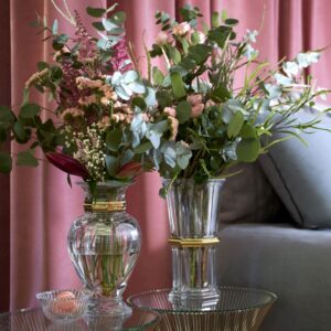 HARCOURT BALUSTRE vase.A true icon of Maison Baccarat, the result of unparalleled know-how, the HARCOURT collection has travelled the world, proudly displaying its sculptural lines, recognizable among all. The majestic HARCOURT BALUSTRE VASE, with its multifaceted amphora shape, is now adorned with 20 carats gold. An exceptional piece for dazzling floral arrangements.