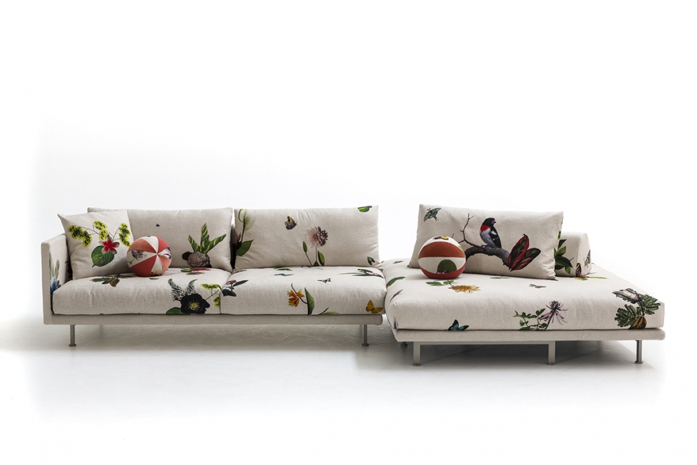 JOSH SOFA BY EDWARD VAN VLIET, 2018.IT IS THE MAIN PLAYER IN THE LIVING ROOM WHERE EVERYTHING STARTS. IT FITS PERFECTLY IN A CITY LOFT AS MUCH AS IN SUMMER HOUSES THANKS TO ITS NATURAL TOUCH COMING FROM THE COTTON ENRICHED WITH A STITCHED PATTERN REMINISCENT OF THE TRADITIONAL JAPANESE FUTON AND THE PRINTED LINEN IKEBANA GRAPHICS. THE RESULT IS A BEAUTIFUL MATCH BETWEEN ROUGH NATURAL FABRIC AND LATEST PRINTING TECHNOLOGY.