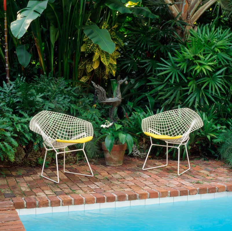 BERTOIA DIAMOND chair by HARRI BERTOIA 1952 With its harmonic geometry and visual balance, the BERTOIA DIAMOND chair thrives in nature, partly because it's inspired by it. The DIAMOND chair is an astounding study in space, form and function by one of the master sculptors of the last century. Like Saarinen and Mies, BERTOIA found sublime grace in an industrial material, elevating it beyond its normal utility into a work of art. HARRY BERTOIA‚Äôs wire chairs are among the most recognized achievements of mid-century modern design and a proud part of the Knoll heritage