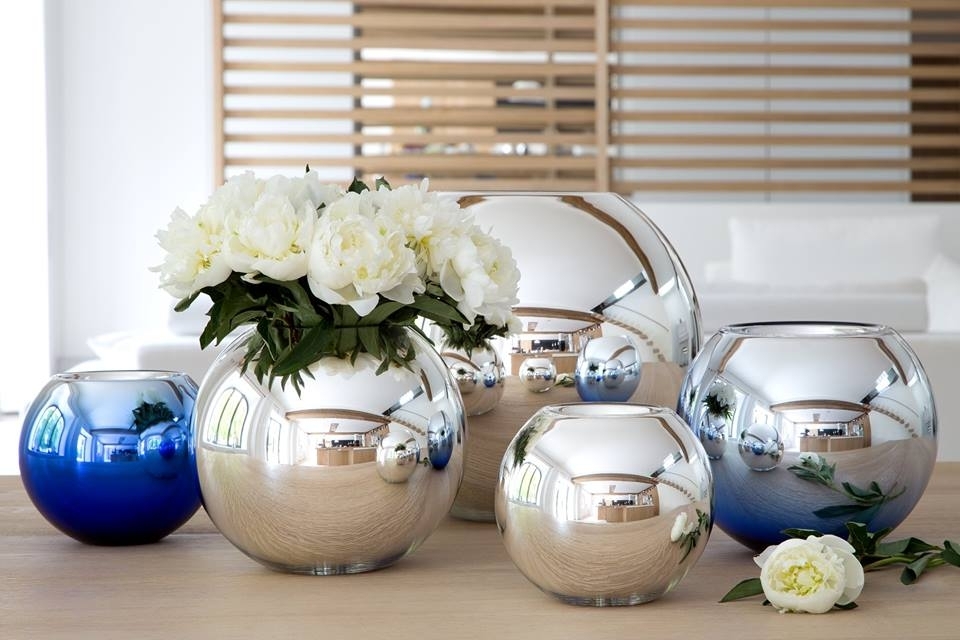 Rounded UNI vase is made with double sided metallized glass with silver