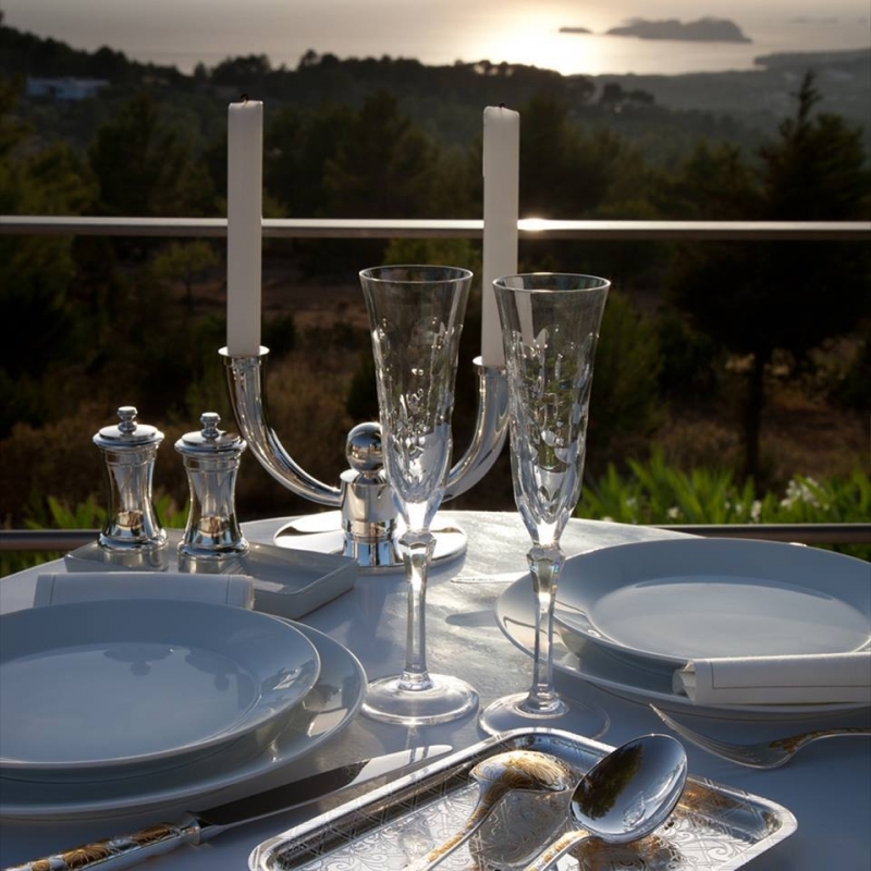 KAWALI champagne flutes.