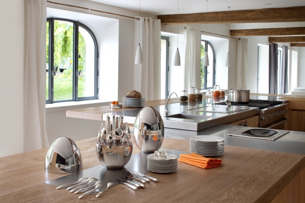 MOOD by Christofle - 24 piece silver plated flatware set for 6 persons. Interior disc in walnut wood.