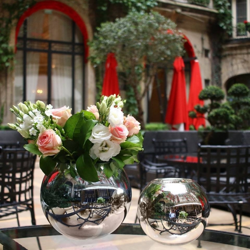 Rounded UNI vase is made with double sided metallized glass with silver